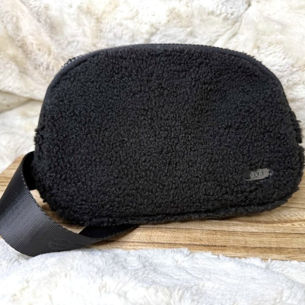 Lole Sherpa Fleece Belt Bag Travel Fanny Pack Carry All One Size Black NWOT
